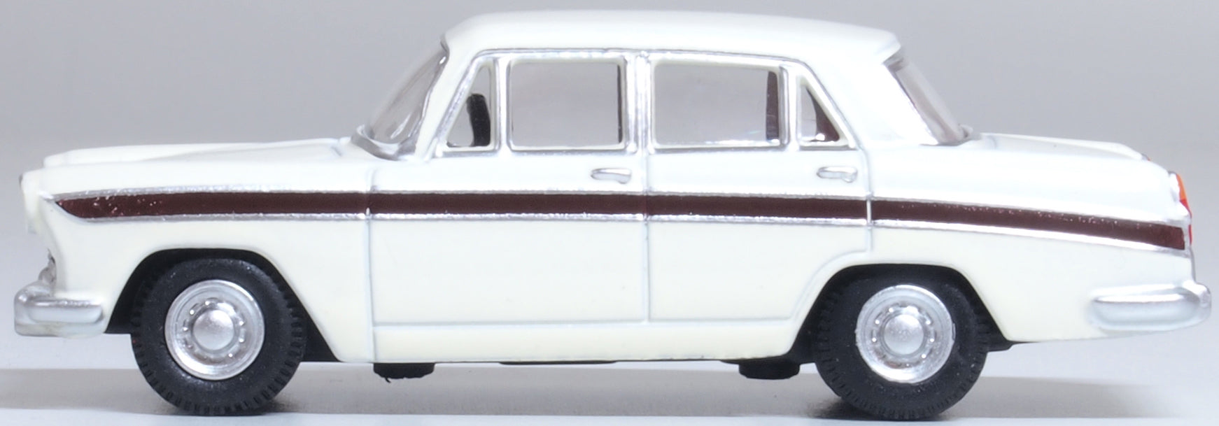 Oxford Diecast Austin Cambridge Snowberry White/embassy Maroon