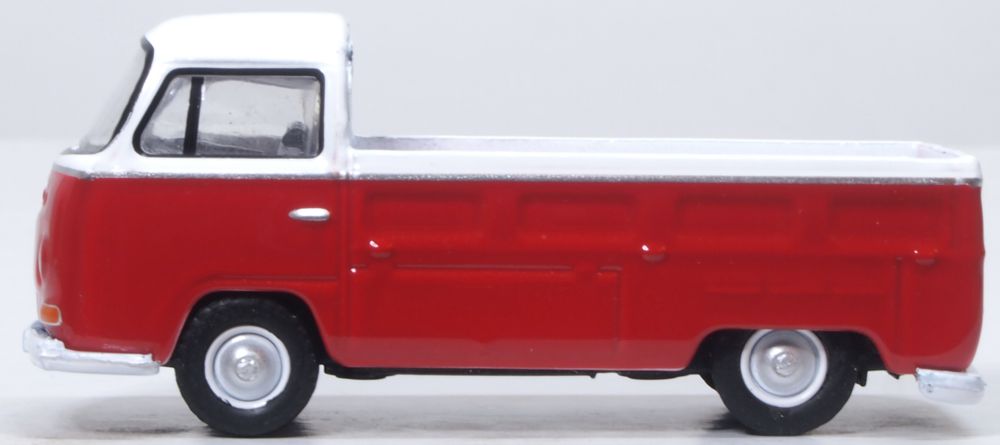 Model of the VW Bay Window Pick Up Poppy Red/White by Oxford at 1:76 scale.