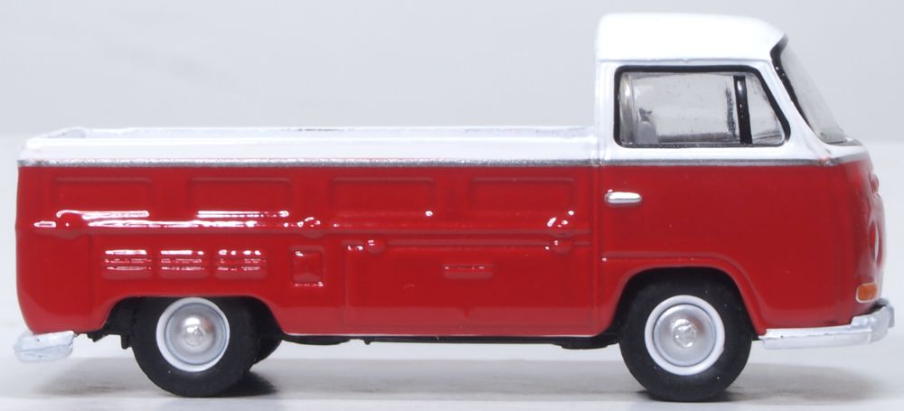 Model of the VW Bay Window Pick Up Poppy Red/White by Oxford at 1:76 scale.